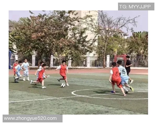 世界足球明星与孩子们的温馨合影展现梦想与希望的瞬间